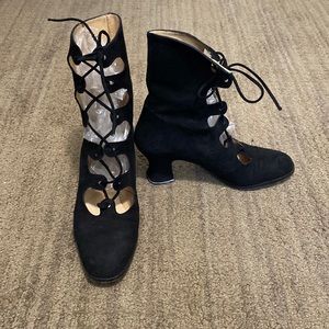Kenneth Cole vintage lace up ankle boots. Black suede. Sz 7